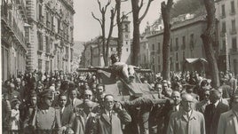 El Cristo del Silencio en el momento de su traslado por Plaza Nueva en una imagen de 1945