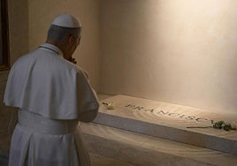 León XIV acude a la tumba de Francisco tras visitar por sorpresa un santuario agustino.