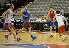 Entrenamiento del Fundación CB Granada ya en el Palacio de los Deportes como equipo de LEB Plata.