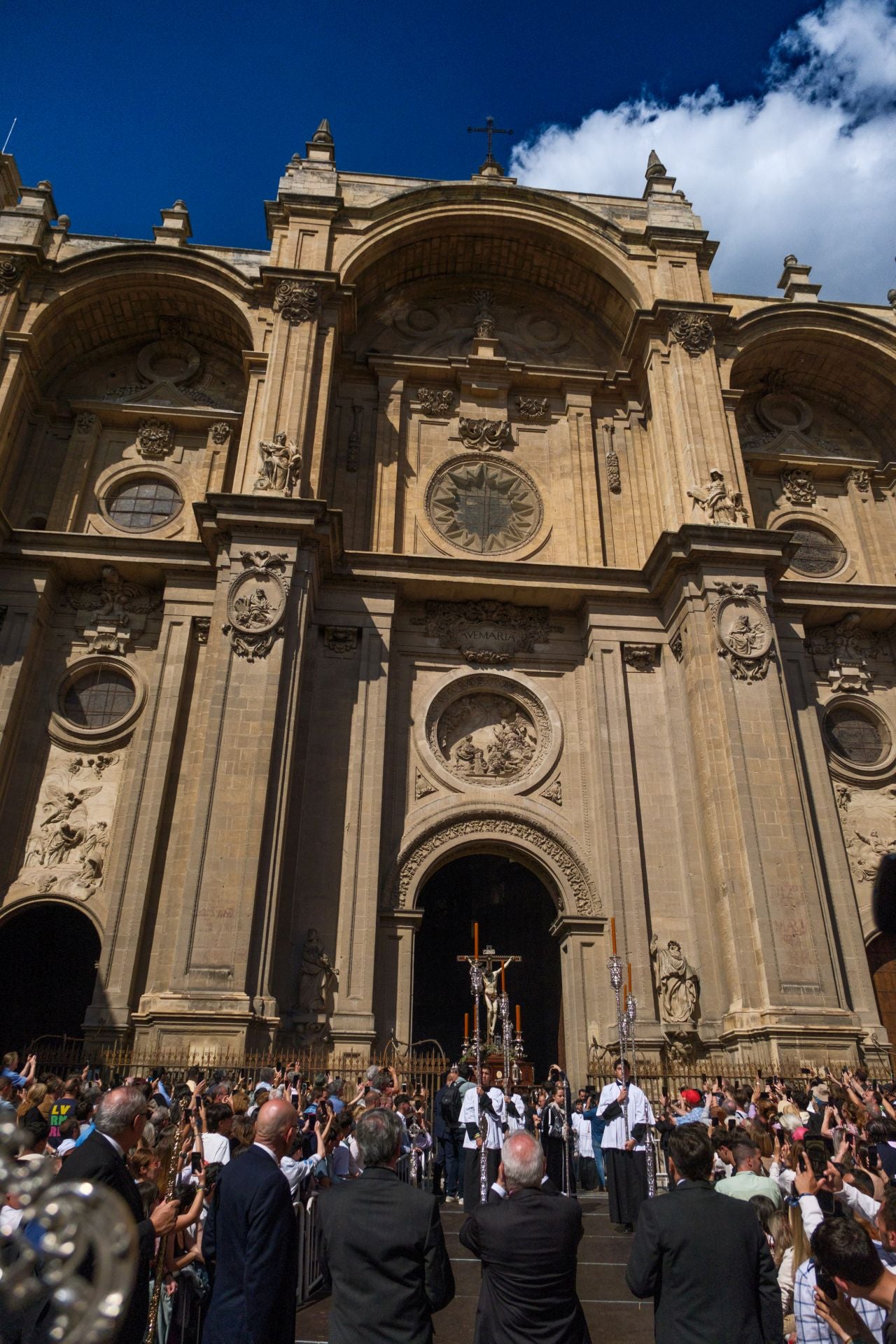 Así ha arropado Granada al Crucificado del Silencio
