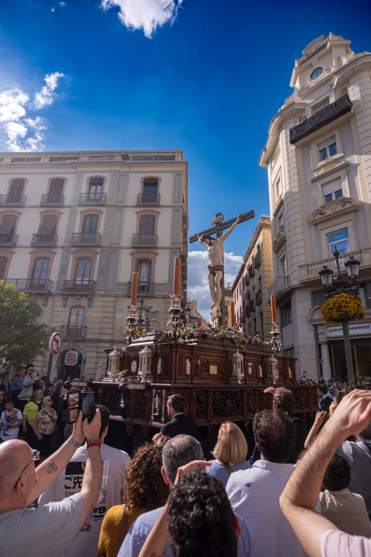 Así ha arropado Granada al Crucificado del Silencio