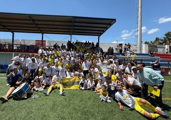 La plantilla del Huétor Tájar celebra su clasificación para el 'play off' en Torre del Mar.