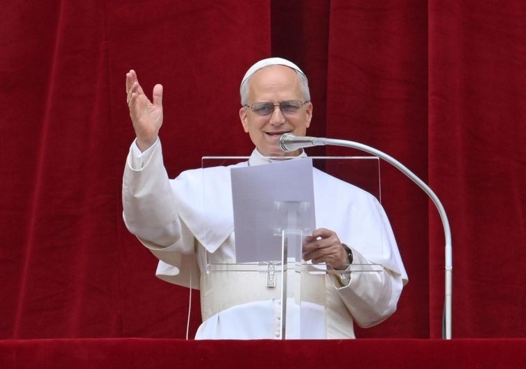 El Papa saluda a unos médicos de Granada que han peregrinado a Roma en su primera alocución