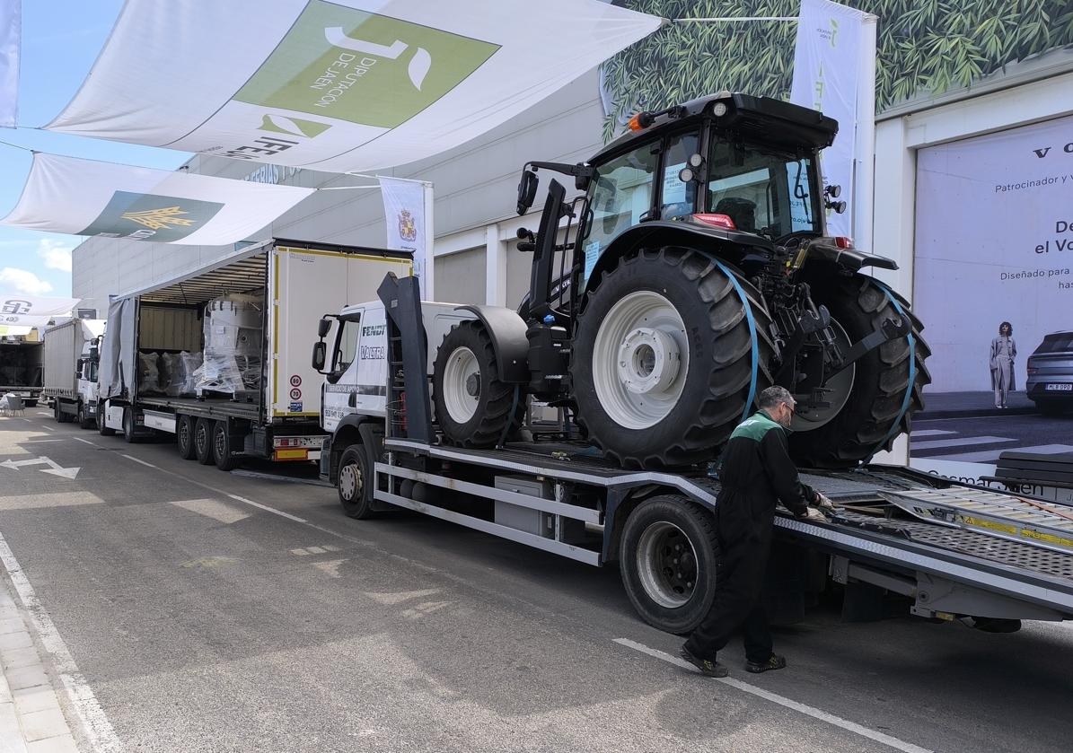 Imagen principal - Maquinaria, tecnología y estands se instalan a contrarreloj para Expoliva