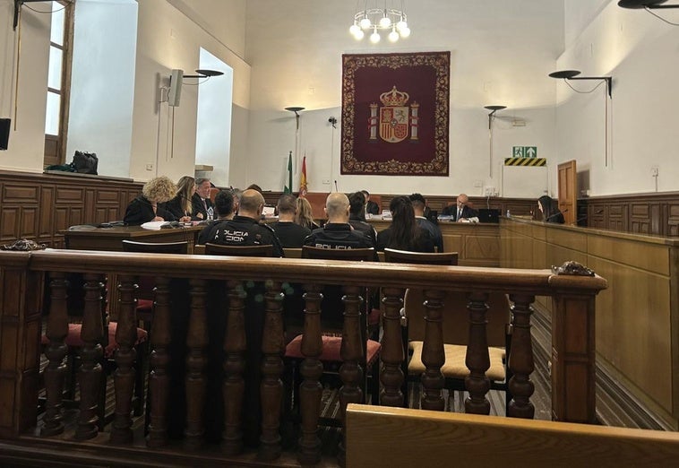 Absuelven a los acusados de explotar sexualmente a mujeres en casas de Cúllar Vega y el Zaidín