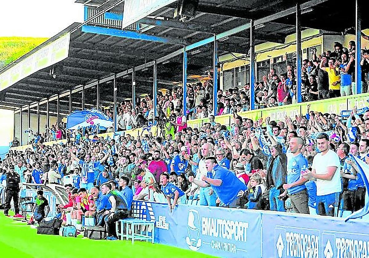 Grada de los jugadores del Linares Deportivo.