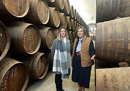 Blanca Montero, maestra ronera junto a su tía María Elena Targa, directora de la bodega motrileña.