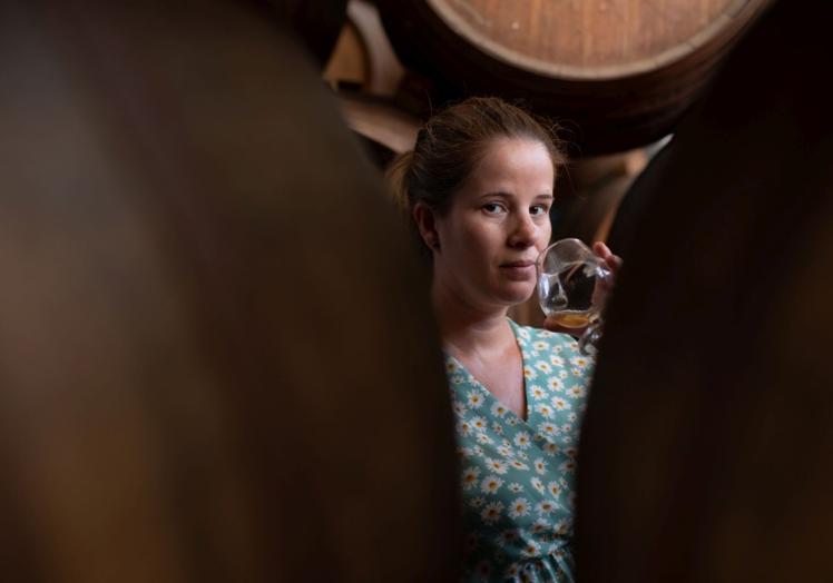 Blanca Montero, maestra ronera de la bodega.