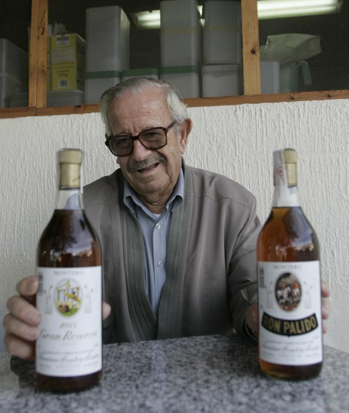 Imagen secundaria 2 - El fundador de la bodega, Francisco Montero, en una imagen de 1989 y una línea de fabricación.