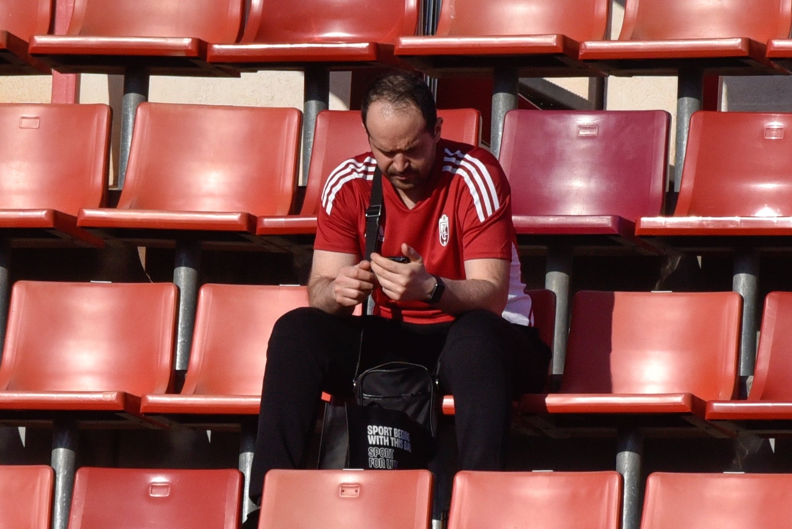 Encuéntrate en la grada del Granada-Eibar