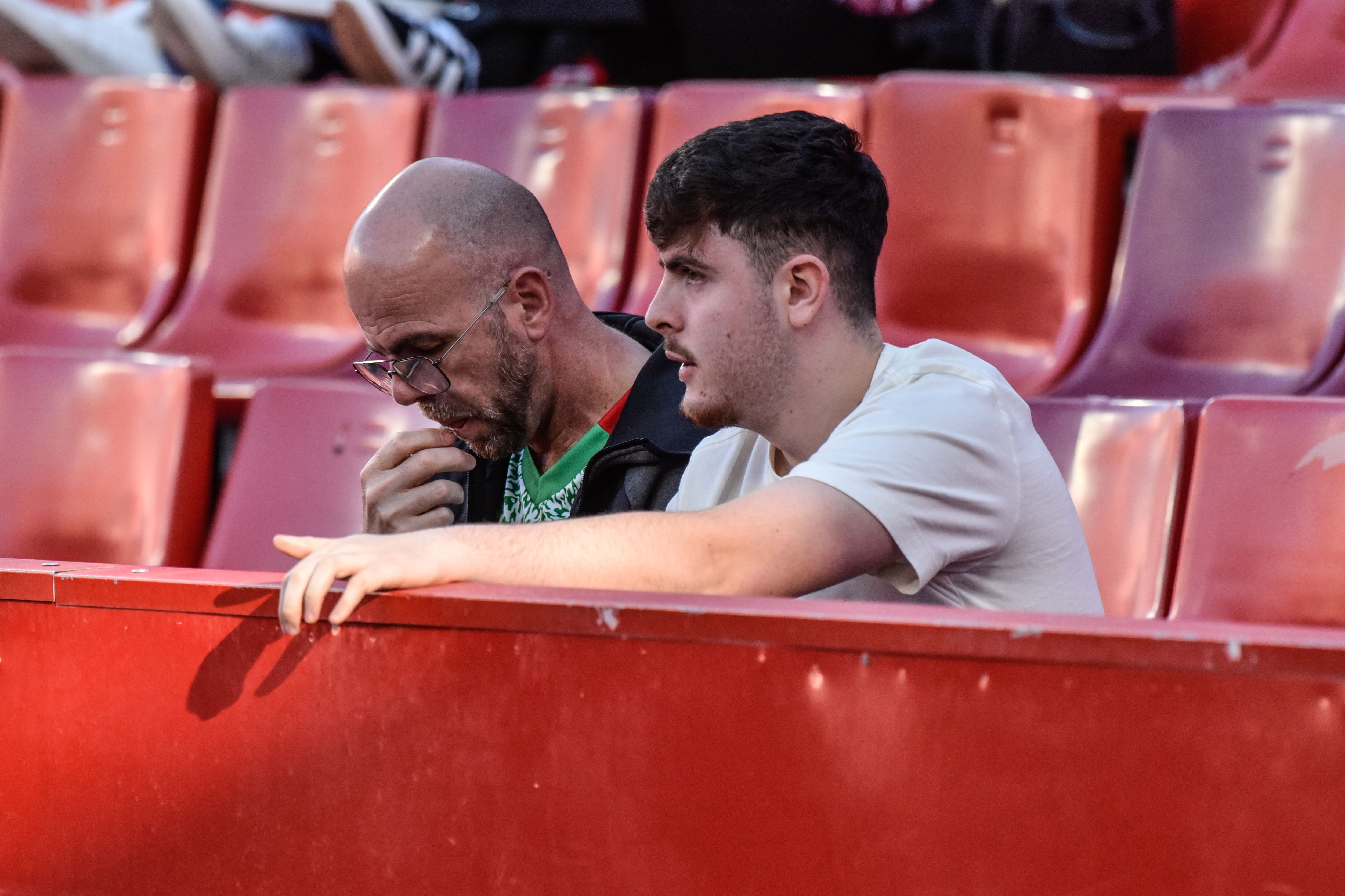 Encuéntrate en la grada del Granada-Eibar