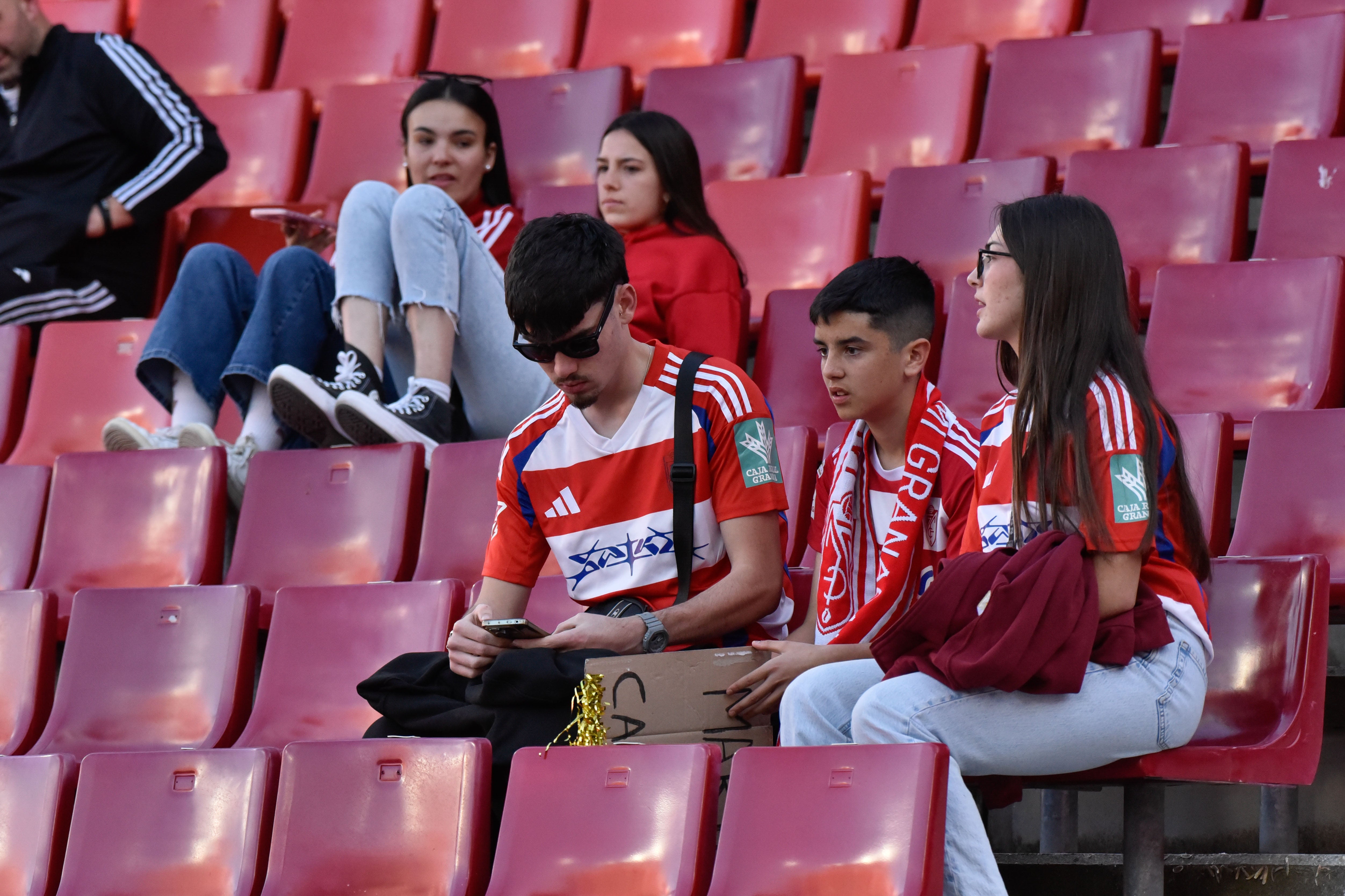Encuéntrate en la grada del Granada-Eibar