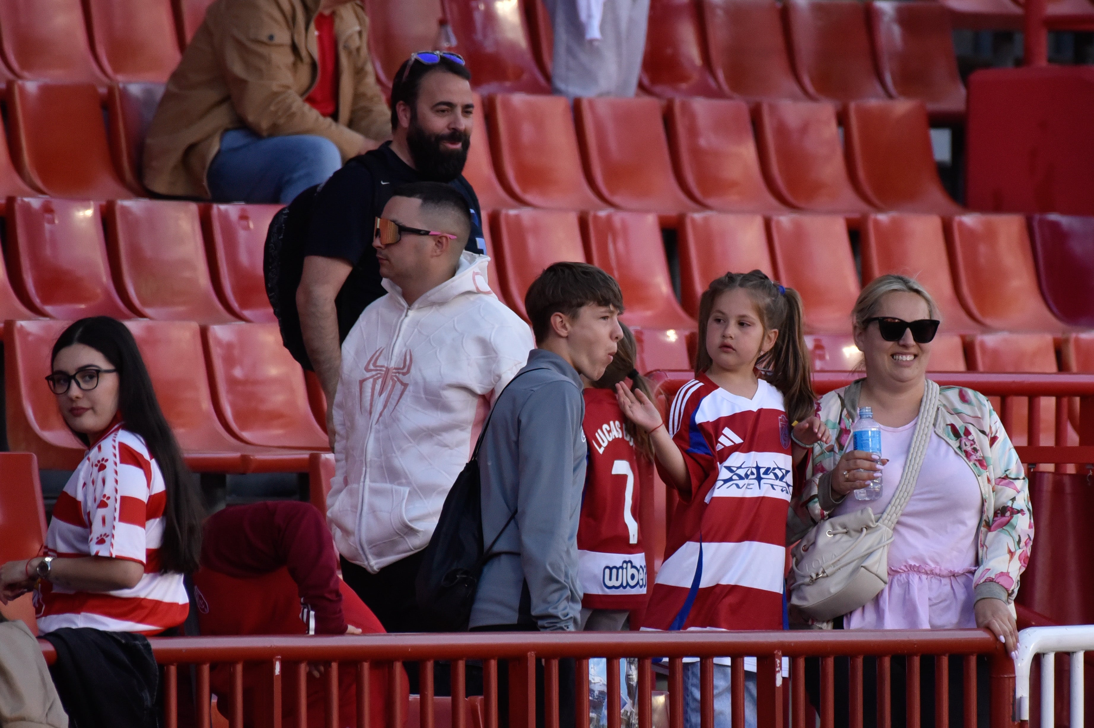 Encuéntrate en la grada del Granada-Eibar