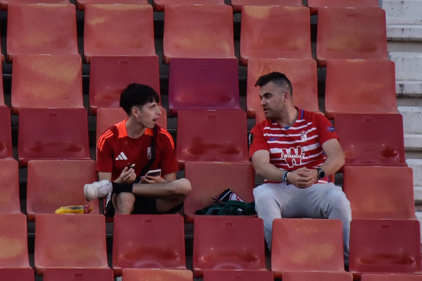 Encuéntrate en la grada del Granada-Eibar