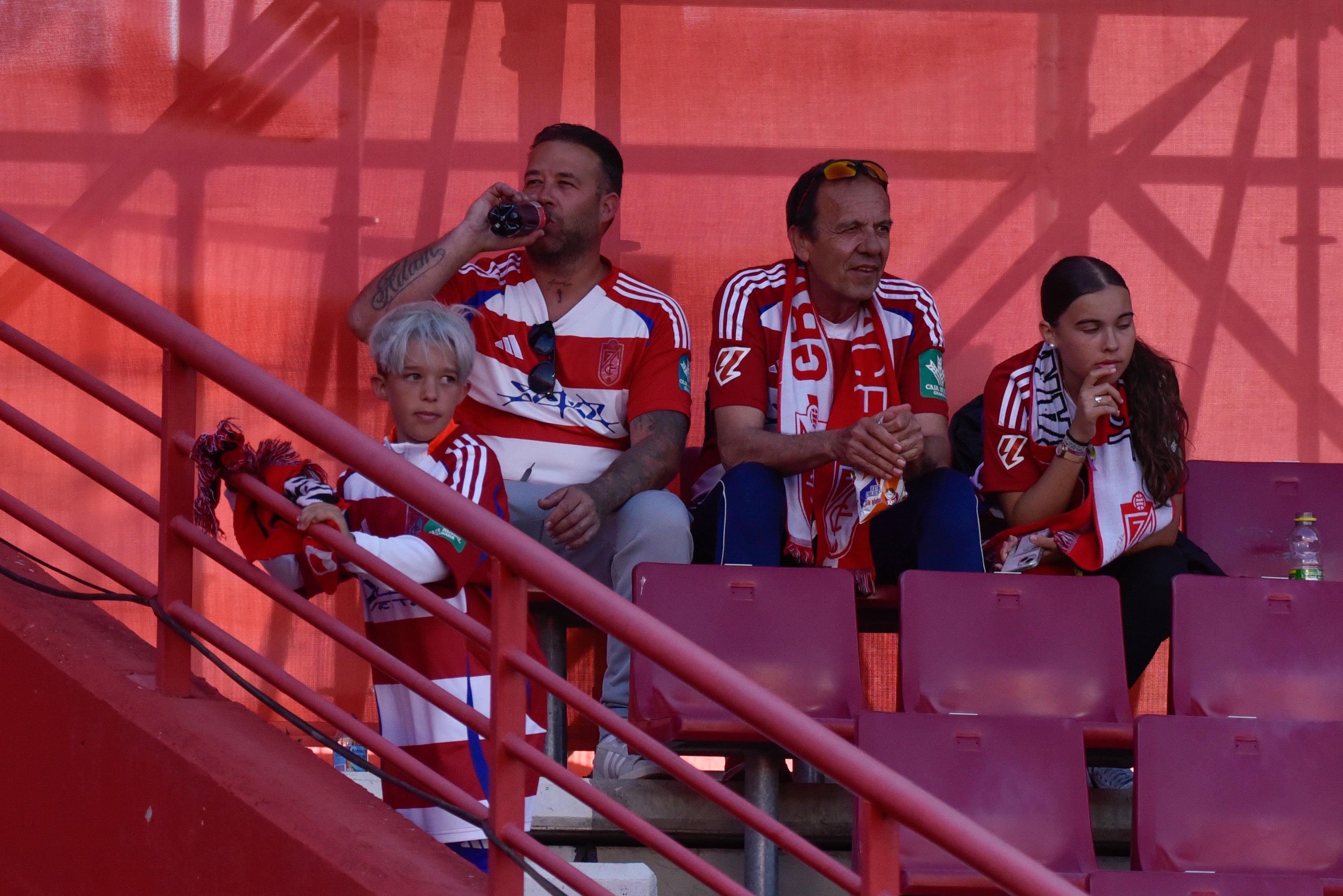 Encuéntrate en la grada del Granada-Eibar