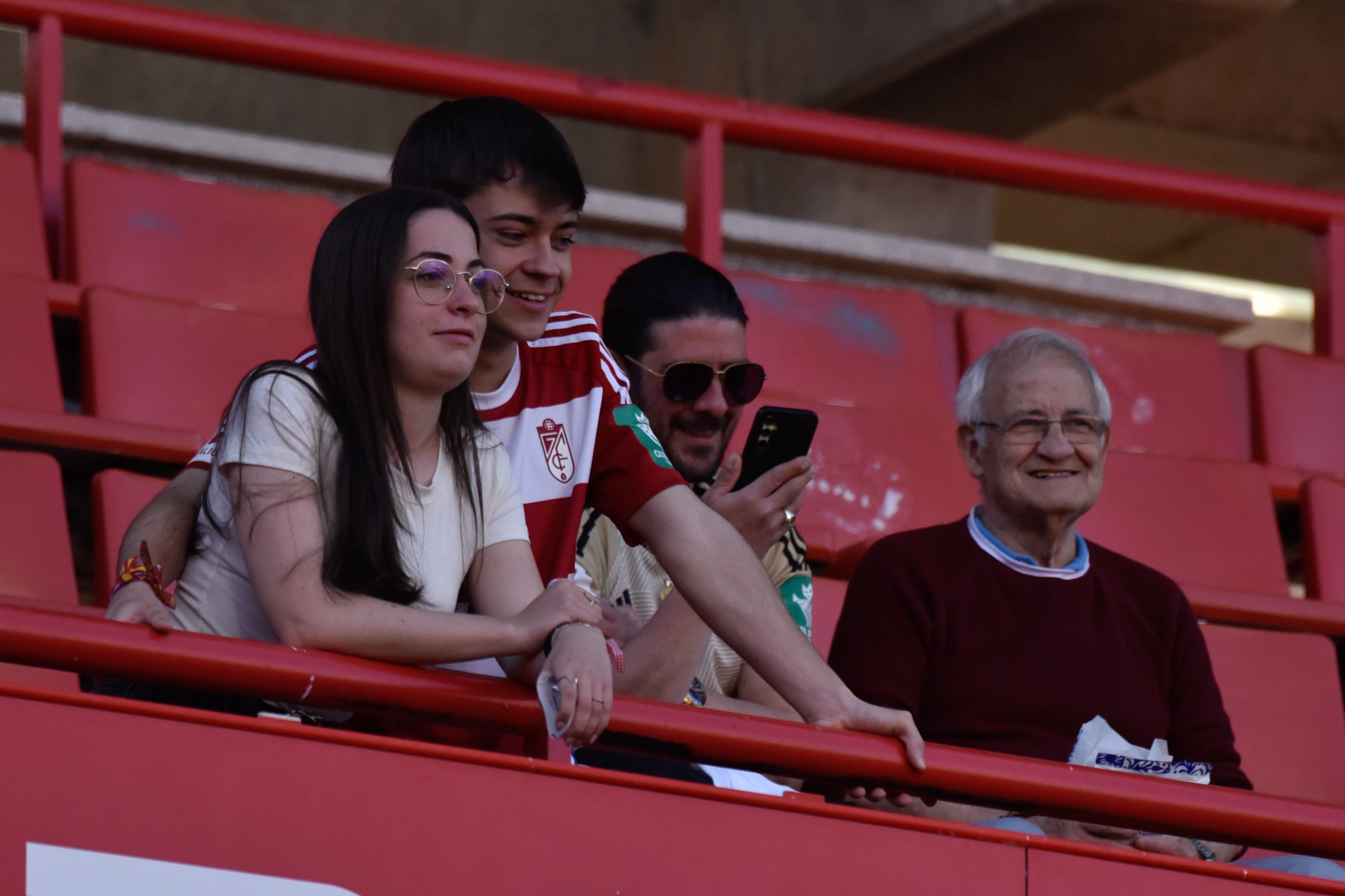 Encuéntrate en la grada del Granada-Eibar