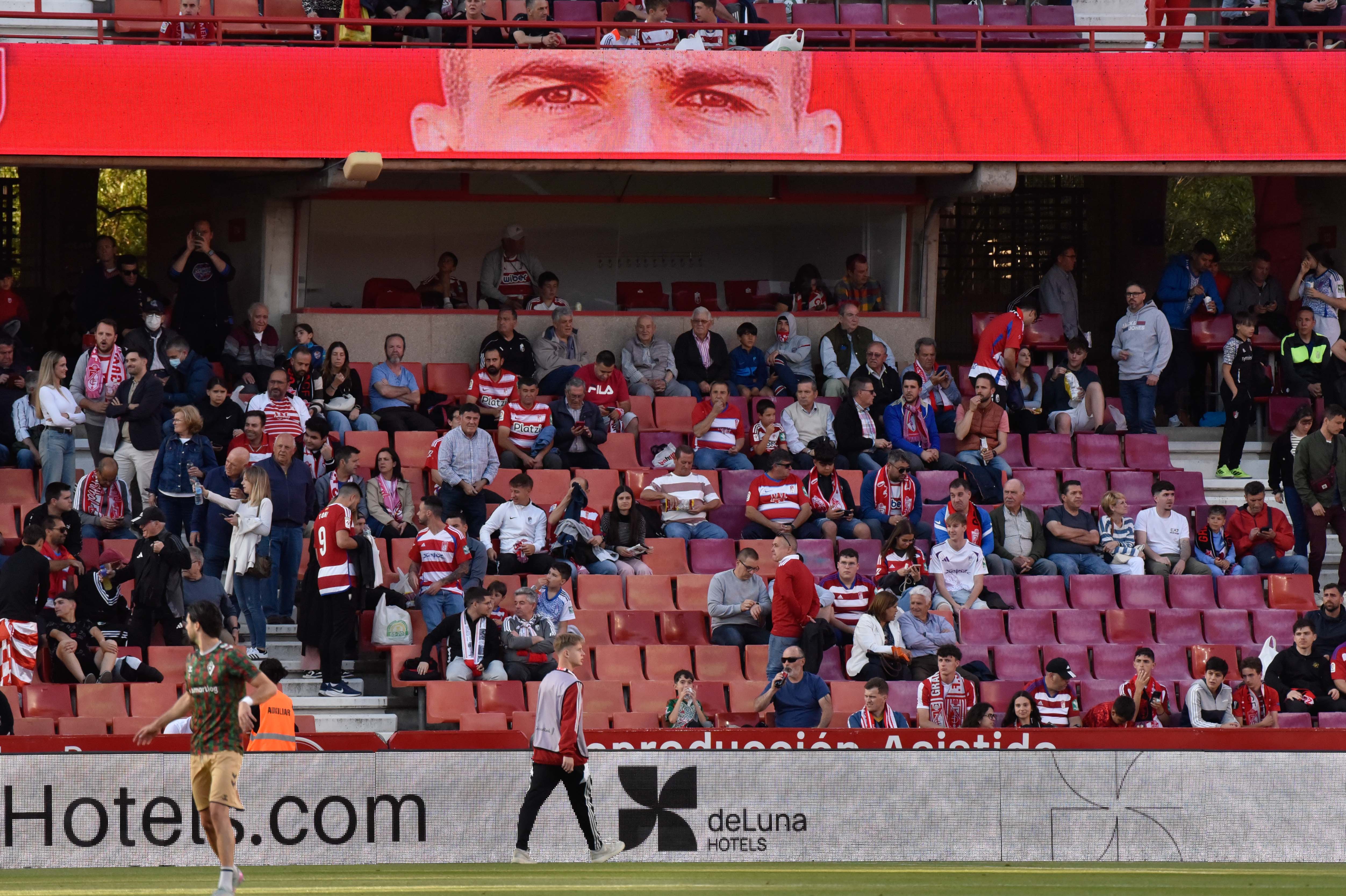 Encuéntrate en la grada del Granada-Eibar