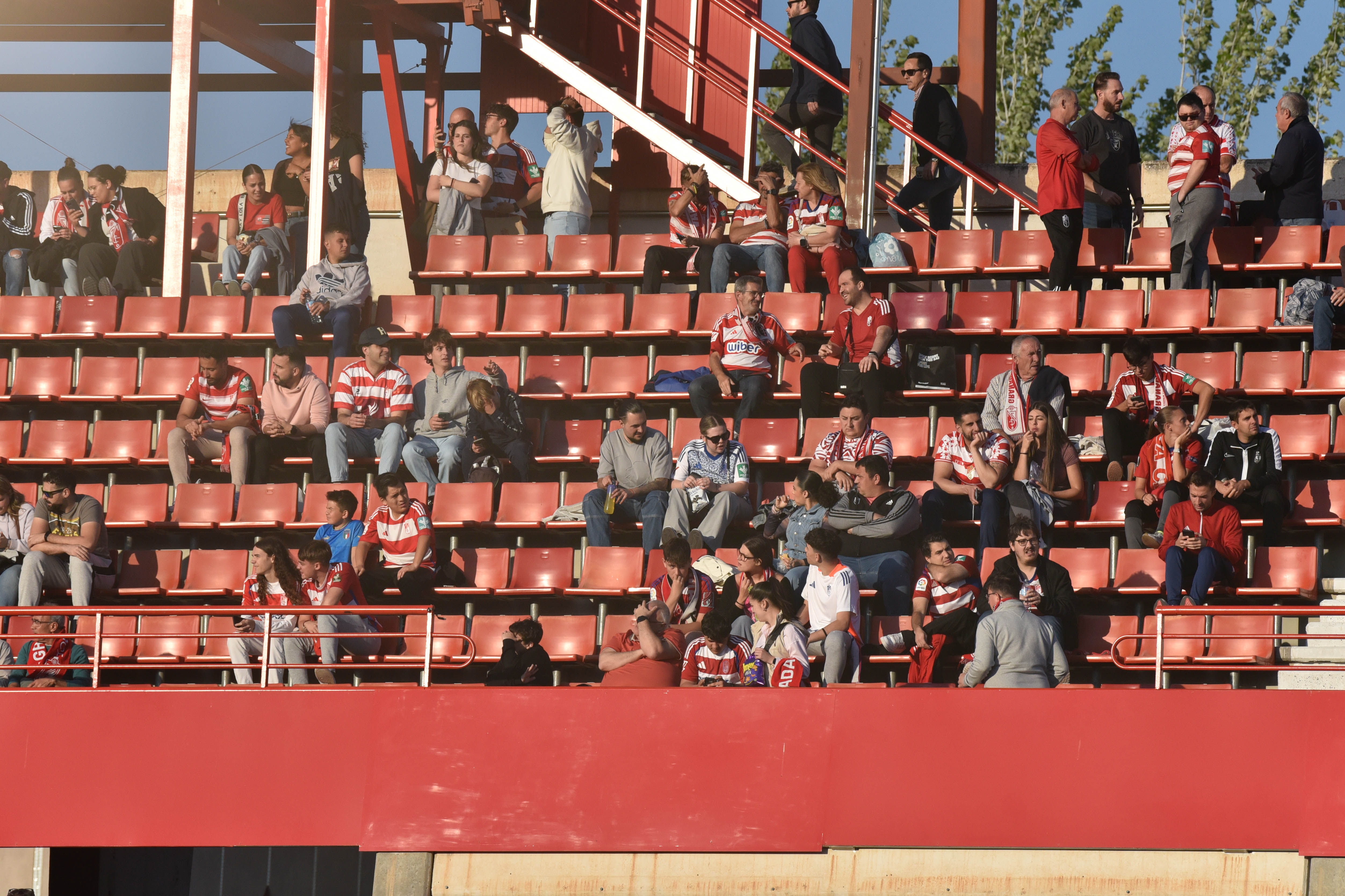 Encuéntrate en la grada del Granada-Eibar