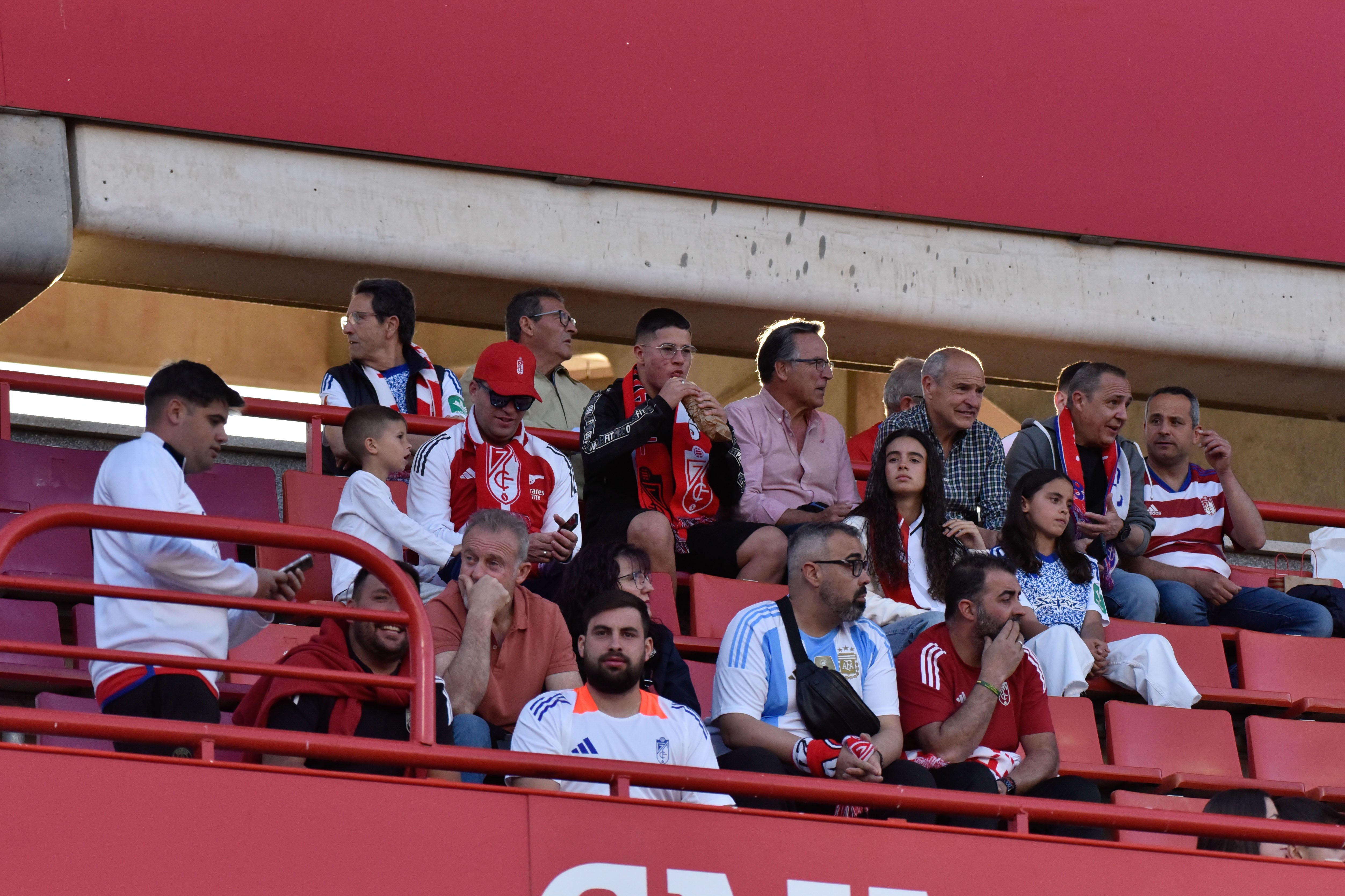 Encuéntrate en la grada del Granada-Eibar