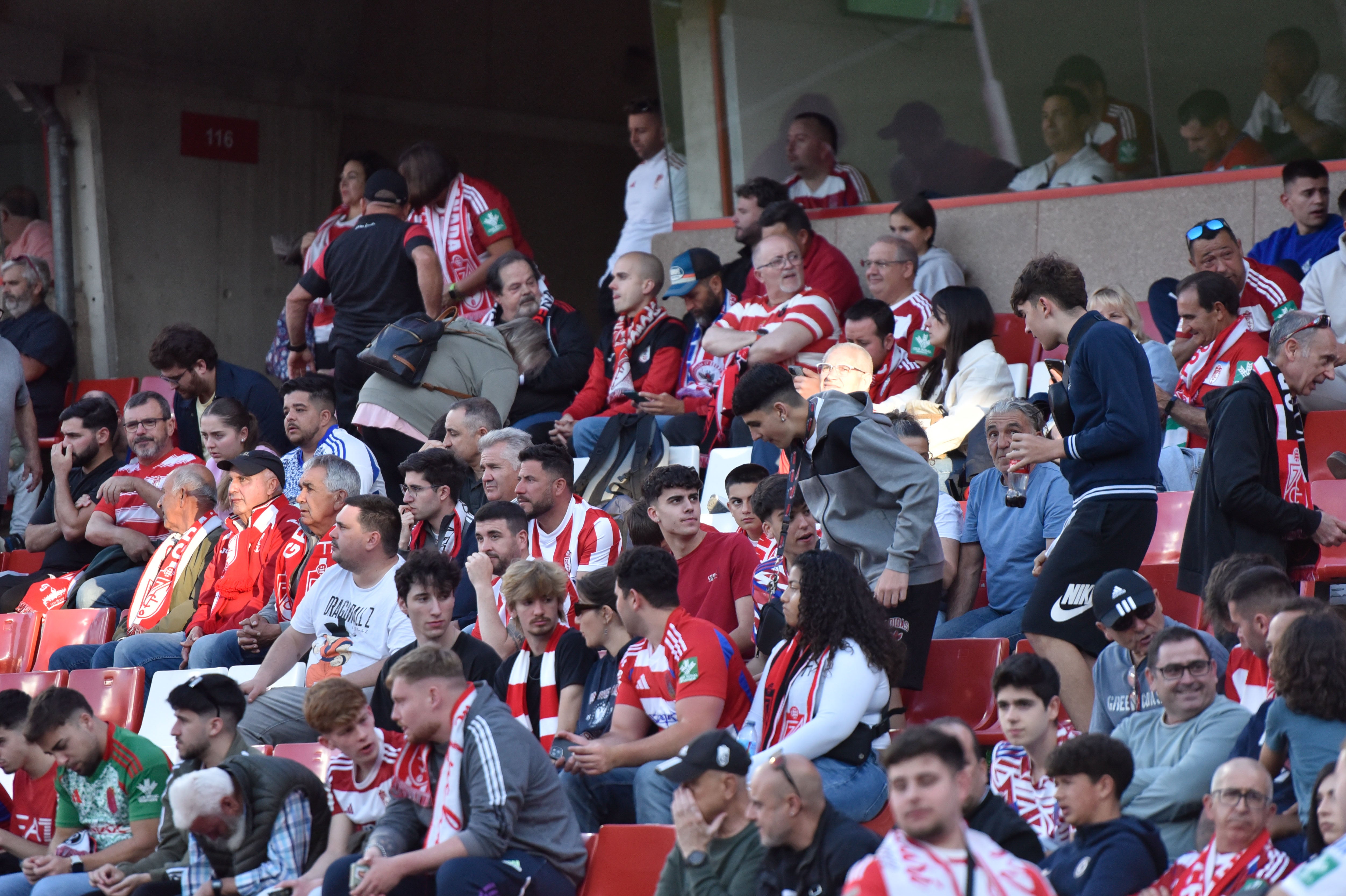Encuéntrate en la grada del Granada-Eibar