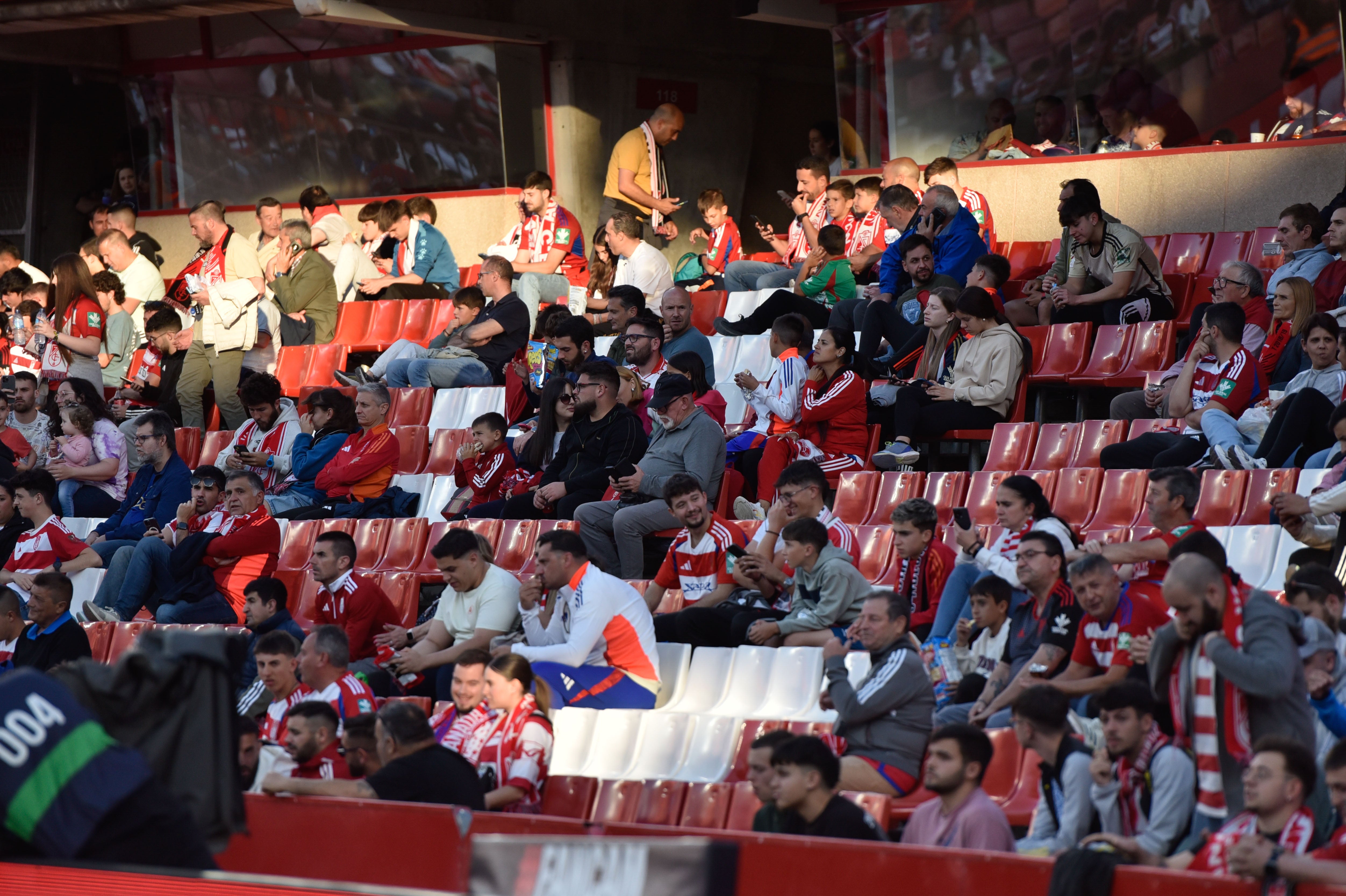 Encuéntrate en la grada del Granada-Eibar