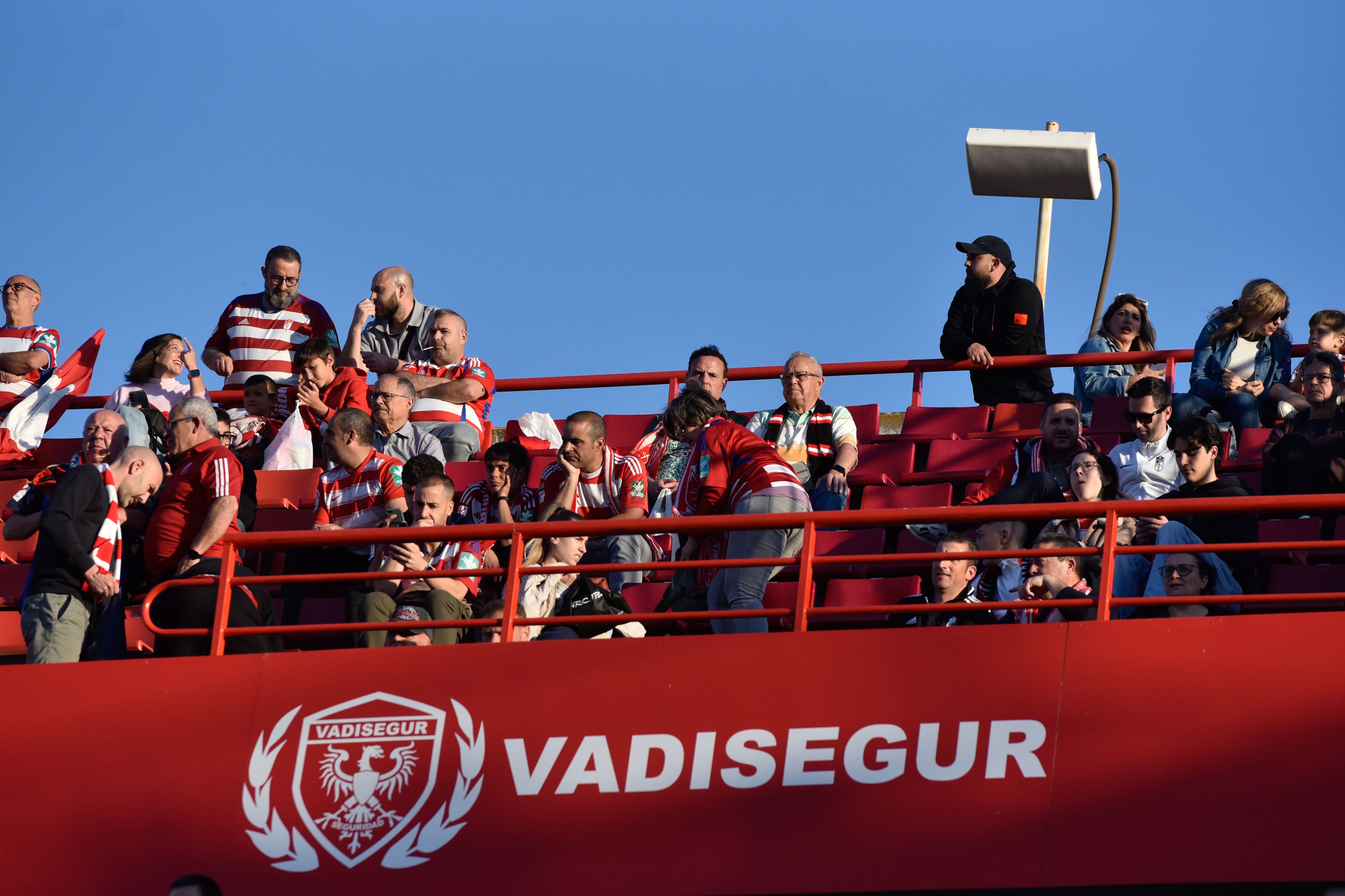Encuéntrate en la grada del Granada-Eibar