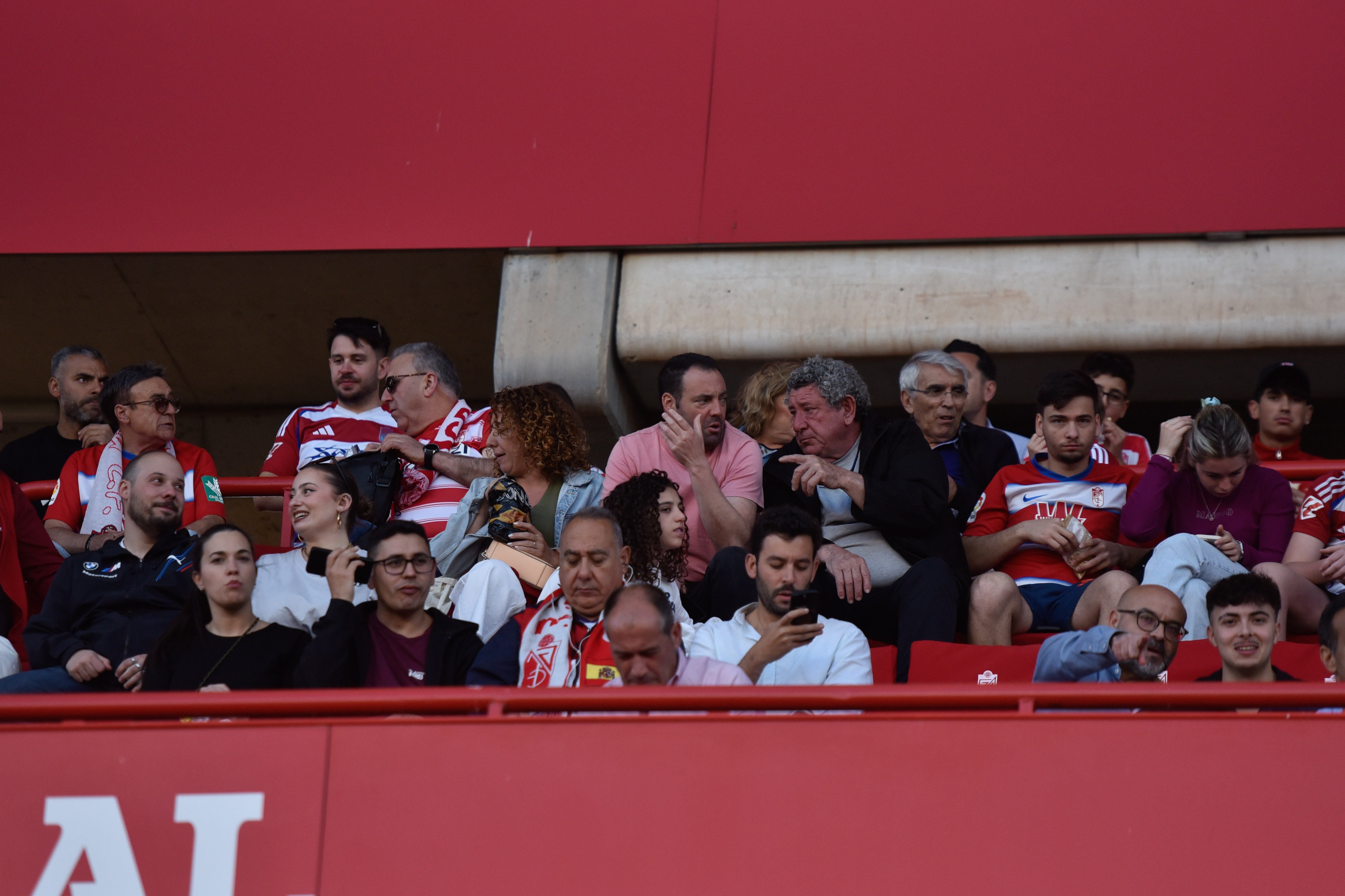 Encuéntrate en la grada del Granada-Eibar