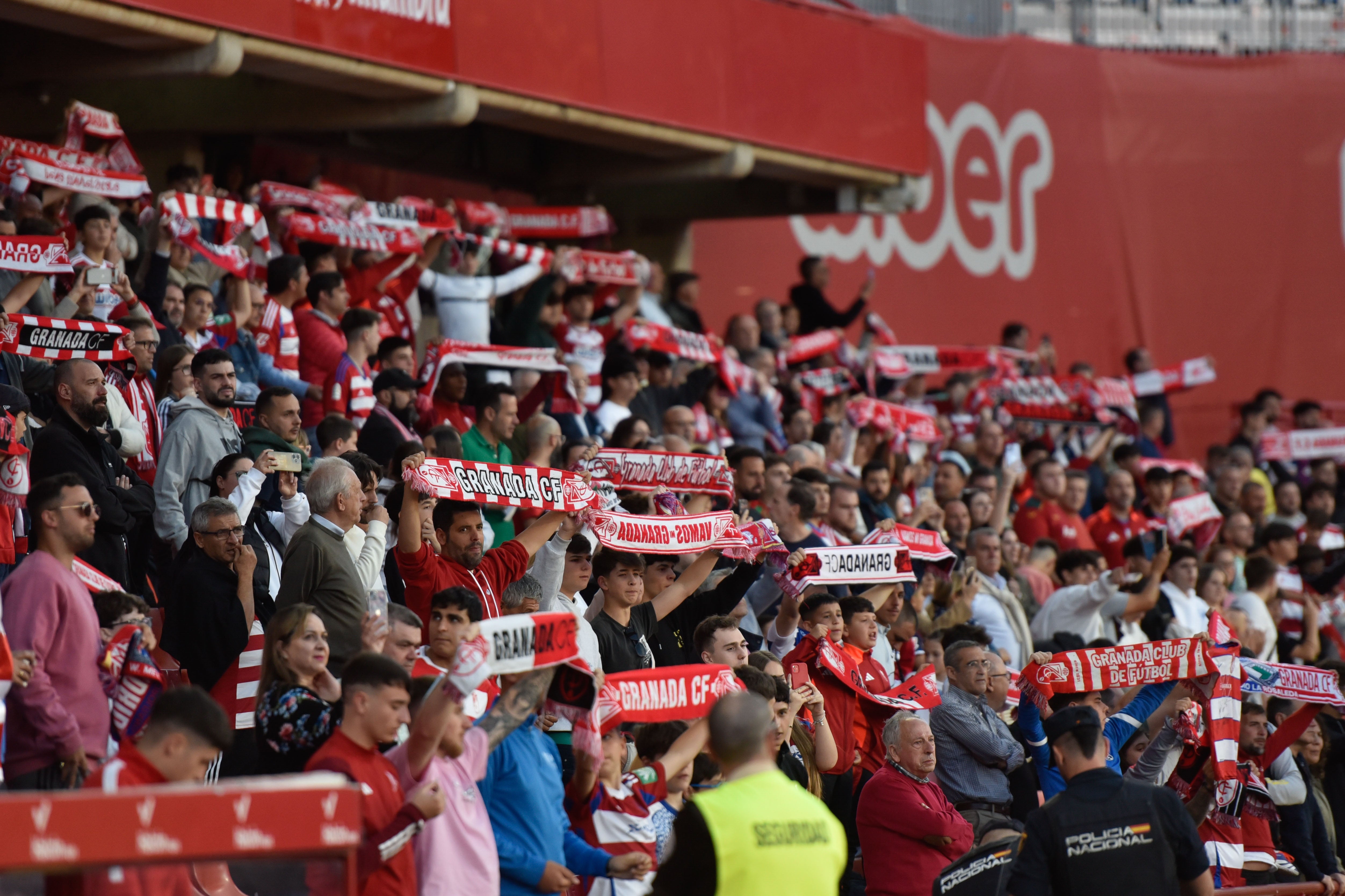 Encuéntrate en la grada del Granada-Eibar