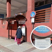 Una mujer lee el letrero de la supresión de la parada de bus colocado hace una década