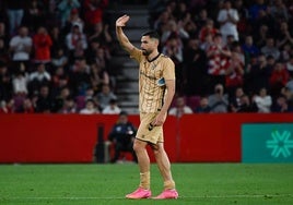 Antonio Puertas saluda a los aficionados del Granada que le brindaron una ovación al ser sustituido.