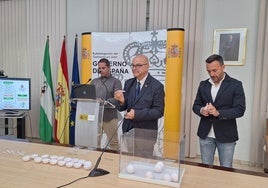 El subdelegado del Gobierno, Manuel Fernández, presidió el sorteo de la copetición provincial.