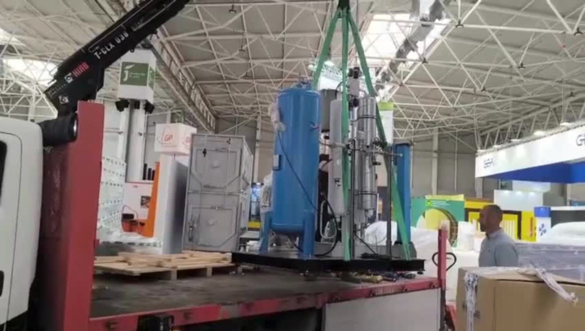 Maquinaria, tecnología y estands se instalan a contrarreloj en Expoliva