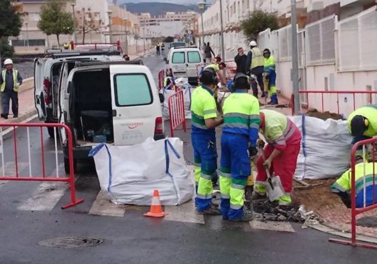 Atención: varios barrios se quedarán sin agua el miércoles en Almería por las obras del AVE
