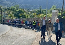 Los vecinos y vecinas en la carretera, camino al hospital.