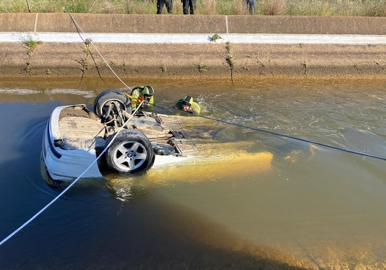 Hallan a tres jóvenes muertos en el interior de un coche caído a un canal en Cartaya