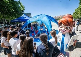 Un grupo de alumnos participa en un taller de enfermería en Granada.