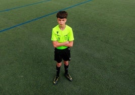 Aitor, el árbitro más joven de Granada a sus 13 años, posa para IDEAL.