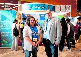 La subdirectora de Apdi Group, Ana Polo, junto al fundador de APDI Juan Antonio Rosado en el expositor de la Feria de Empleo que se ha celebrado esta semana en Granada.