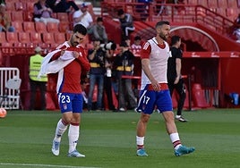 Manu Trigueros y Borja Bastón, juntos durante el calentamiento.