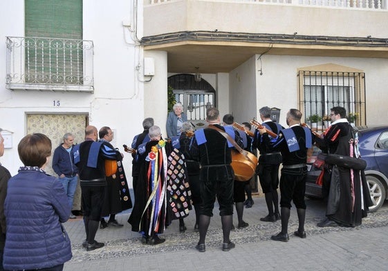 Una de las tunas participantes en el certamen canta a una vecina de Nigüelas.