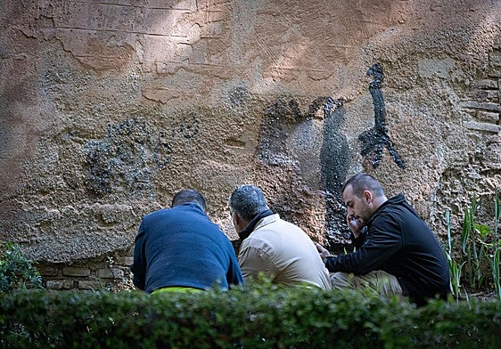 Los técnicos de la Alhambra borrando las pintadas,