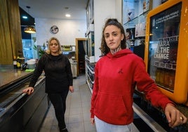 A la izquierda, Sara, dueña del restaurante, mira a María Isabel, camarera presuntamente agredida.