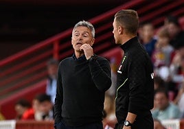 Escribá habla con el cuarto árbitro.