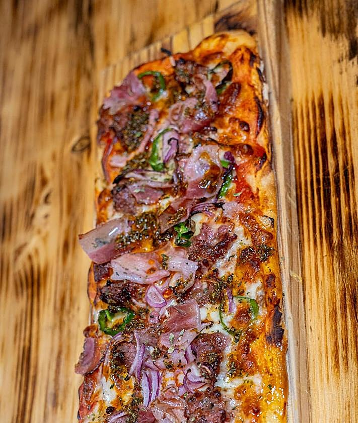 Imagen secundaria 2 - El restaurante de Granada que ofrece pizzas en pala: «La gente alucina»