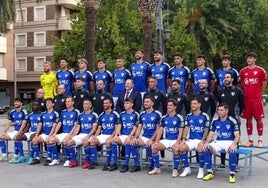 La plantilla del Linares en la recién concluida campaña 2024/25, haciéndose la foto oficial en el Paseo de Linarejos.