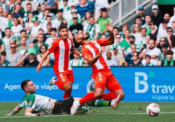 Luis Suárez, derribado ante el Racing, lidera a una UDA que depende de sí mismo.