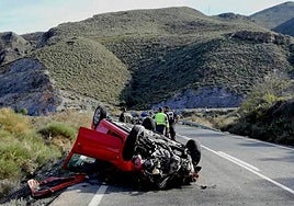 Imagen de archivo de un coche accidentado en una carretera de la provincia.