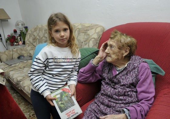 Carmen Redondo Mingorance, con una de sus biznietas llamada Gala, en la casa de su hija en Cozvíjar