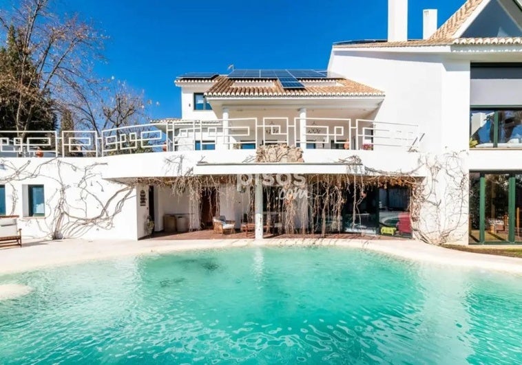 El lujoso chalet con piscina en cascada a la venta en Granada por dos millones de euros