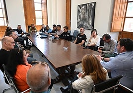 Reunión de representantes municipales de Linares con comerciantes.